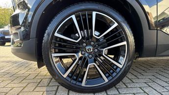 Volvo XC40 2.0 B5P R DESIGN Pro AWD with Panoramic Sunroof  Heated Front an