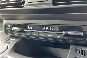 VAUXHALL COMBO LIFE Electric 50kWh Ultimate MPV 5dr Electric Auto (7.4kW Charger) (136 ps)