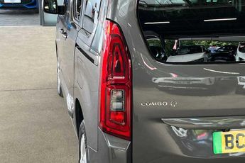 VAUXHALL COMBO LIFE Electric 50kWh Ultimate MPV 5dr Electric Auto (7.4kW Charger) (136 ps)