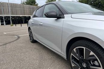 Vauxhall Astra Electric 54kWh Ultimate Hatchback 5dr Electric Auto (156 ps)