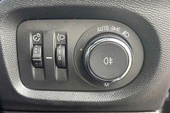 VAUXHALL Corsa Electric 50kWh Design Hatchback 5dr Electric Auto (136 ps)