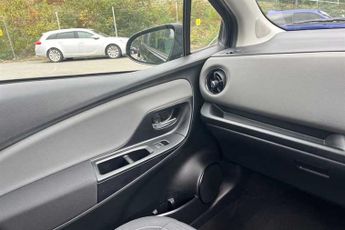 Toyota Yaris 1.5 VVT-h (100 PS) Icon Tech 5 Door Petrol Hybrid Hatchback Auto