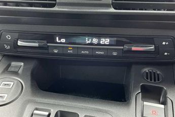 Vauxhall Combo Life Electric 52kWh Ultimate XL MPV 5dr Electric Auto (7.4kW Charger) (136 ps)