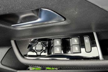 VAUXHALL ASTRA Electric 54kWh Ultimate Hatchback 5dr Electric Auto (156 ps)