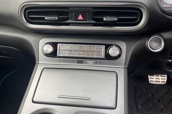 Hyundai KONA 39 kWh (136 PS) Premium 5 Door Electric SUV Automatic *** 1 Owne