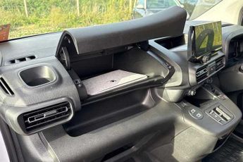 Vauxhall Combo Life Electric 52kWh Design XL MPV 5dr Electric Auto (7.4kW Charger) (136 ps)