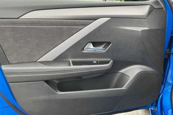 Vauxhall Astra Electric 54kWh Ultimate Hatchback 5dr Electric Auto (156 ps)