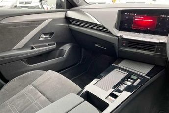 Vauxhall Astra Electric 54kWh Ultimate Hatchback 5dr Electric Auto (156 ps)