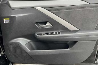 Vauxhall Astra Electric 54kWh Ultimate Hatchback 5dr Electric Auto (156 ps)