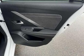 Vauxhall Astra Electric 54kWh Ultimate Hatchback 5dr Electric Auto (156 ps)