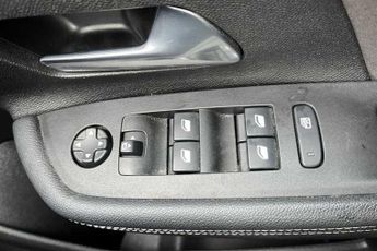 VAUXHALL MOKKA Electric 50kWh Ultimate Edition SUV 5dr Electric Auto (136 ps)