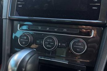 VOLKSWAGEN E-GOLF 35.8kWh e-Golf Hatchback 5dr Electric Auto (136 ps)