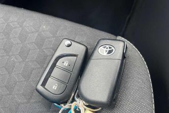 TOYOTA YARIS 1.5 VVT-h Design Hatchback 5dr Petrol Hybrid E-CVT Euro 6 (s/s) 