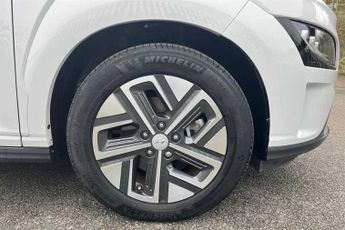 Hyundai KONA 64 kWh (204 PS) Premium 5 Door Electric SUV Automatic *** 1 Owne