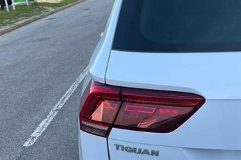 Volkswagen Tiguan 2.0 TDI R-Line SUV 5dr Diesel DSG Euro 6 (s/s) (150 ps)
