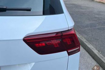 Volkswagen Tiguan 2.0 TDI R-Line SUV 5dr Diesel DSG Euro 6 (s/s) (150 ps)