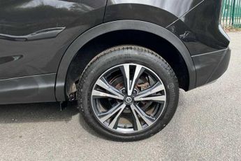 Nissan Qashqai 1.3 DIG-T (160 PS) N-Connecta 5 Door Petrol SUV Automatic *** 1 