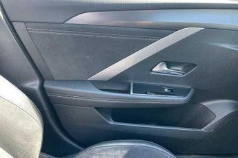 Vauxhall Astra Electric 54kWh Ultimate Hatchback 5dr Electric Auto (156 ps)