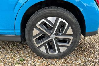 Hyundai KONA 64kWh Premium SUV 5dr Electric Auto (10.5kW Charger) (204 ps)