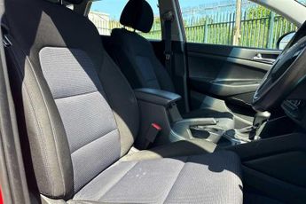 HYUNDAI TUCSON 2.0 CRDi SE Nav SUV 5dr Diesel Auto 4WD Euro 6 (136 ps)