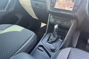 VOLKSWAGEN TIGUAN 2.0 TDI BlueMotion Tech SE Navigation SUV 5dr Diesel DSG 4Motion