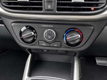 HYUNDAI i10 1.2 Premium Hatchback 5dr Petrol Auto Euro 6 (s/s) (84 ps)
