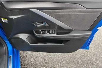 Vauxhall Astra Electric 54kWh Ultimate Hatchback 5dr Electric Auto (156 ps)