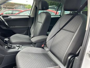 Volkswagen Tiguan 2.0 TDI BlueMotion Tech SE Navigation SUV 5dr Diesel DSG 4Motion