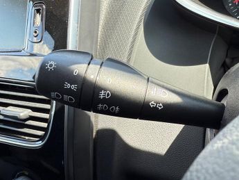 Renault Clio 0.9 TCe Iconic Hatchback 5dr Petrol Manual Euro 6 (s/s) (75 ps)