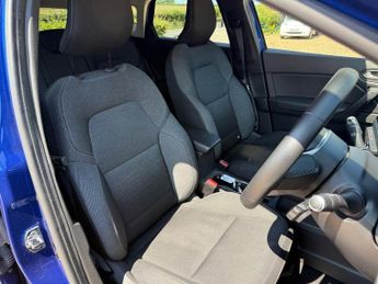 Renault Captur 1.3 TCe Iconic SUV 5dr Petrol Manual Euro 6 (s/s) (140 ps)
