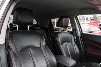 Nissan Juke 1.6 Tekna SUV 5dr Petrol CVT Euro 5 (117 ps)