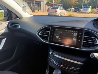 Peugeot 308 SW 1.2 PureTech Allure Estate 5dr Petrol EAT Euro 6 (s/s) (130 ps)
