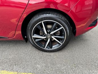 Toyota Auris 1.8 VVT-h Design Hatchback 5dr Petrol Hybrid CVT Euro 6 (s/s) (1