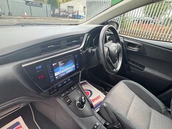 Toyota Auris 1.8 VVT-h Design Hatchback 5dr Petrol Hybrid CVT Euro 6 (s/s) (1
