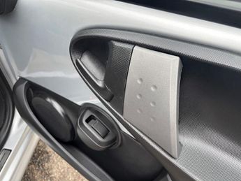 Peugeot 107 1.0 12V Allure Hatchback 5dr Petrol 2 Tronic Euro 5 (68 ps)