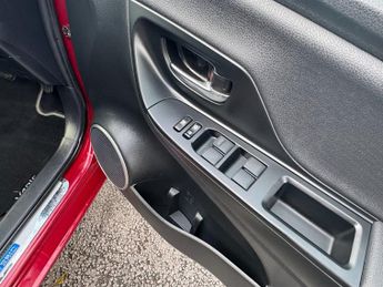 Toyota Yaris 1.5 VVT-h Design Hatchback 5dr Petrol Hybrid E-CVT Euro 6 (101 p