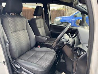 Toyota Voxy TOYOTA VOXY PETROL HYBRID 1.8L AUTO 7 SEAT EURO 6, ULEZ 67-17, V