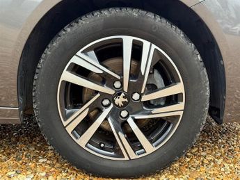 Peugeot 208 1.2 PureTech Allure Premium + Hatchback 5dr Petrol Manual Euro 6