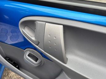 Peugeot 107 1.0 12V Urban Hatchback 3dr Petrol 2 Tronic Euro 4 (68 ps)