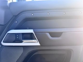 Land Rover Defender 90 X-DYNAMIC HSE D250 MODIFIED BY URBAN AUTOMOTIVE 6 SEATS