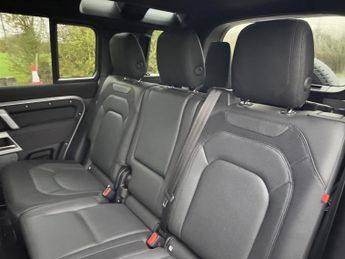Land Rover Defender 110 X-DYNAMIC SE D250 7 SEATS