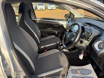 Toyota Aygo 1.0 VVT-i x-play Hatchback 5dr Petrol Manual Euro 6 (71 ps)