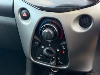 Toyota Aygo 1.0 VVT-i x-play Hatchback 5dr Petrol Manual Euro 6 (71 ps)