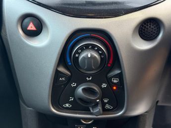 Toyota Aygo 1.0 VVT-i x-play Hatchback 5dr Petrol Manual Euro 6 (71 ps)