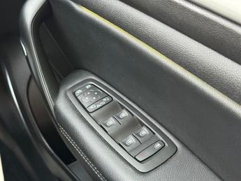 Renault Megane 1.5 Blue dCi Iconic Sport Tourer 5dr Diesel Manual Euro 6 (s/s) 