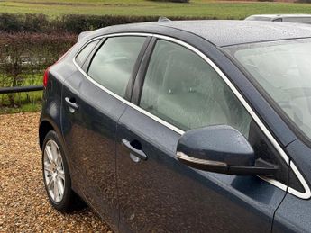 Volvo V40 2.0 T3 GPF Inscription Hatchback 5dr Petrol Manual Euro 6 (s/s) 