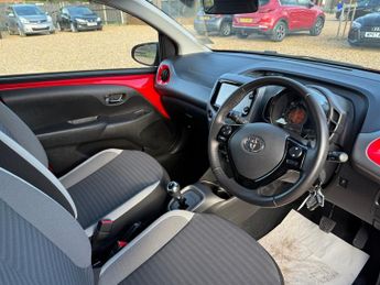 Toyota Aygo 1.0 VVT-i x-play Hatchback 5dr Petrol x-shift Euro 6 (71 ps)
