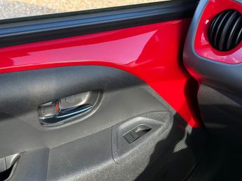 Toyota Aygo 1.0 VVT-i x-play Hatchback 5dr Petrol x-shift Euro 6 (71 ps)