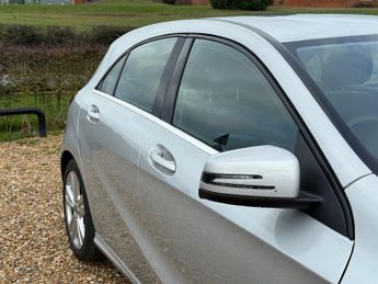 Mercedes A180d 1.5 Sport (Premium) Hatchback 5dr Diesel 7G-DCT Euro 6 (s/s) (10