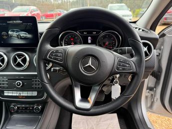 Mercedes A180d 1.5 Sport (Premium) Hatchback 5dr Diesel 7G-DCT Euro 6 (s/s) (10